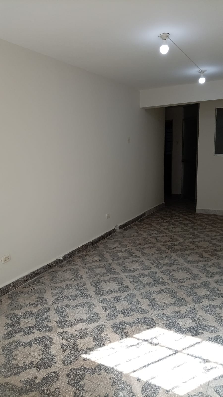 SE ALQUILA DEPARTAMENTO DE 3 DORMITORIOS EN UN PRIMER PISO EN SJL.