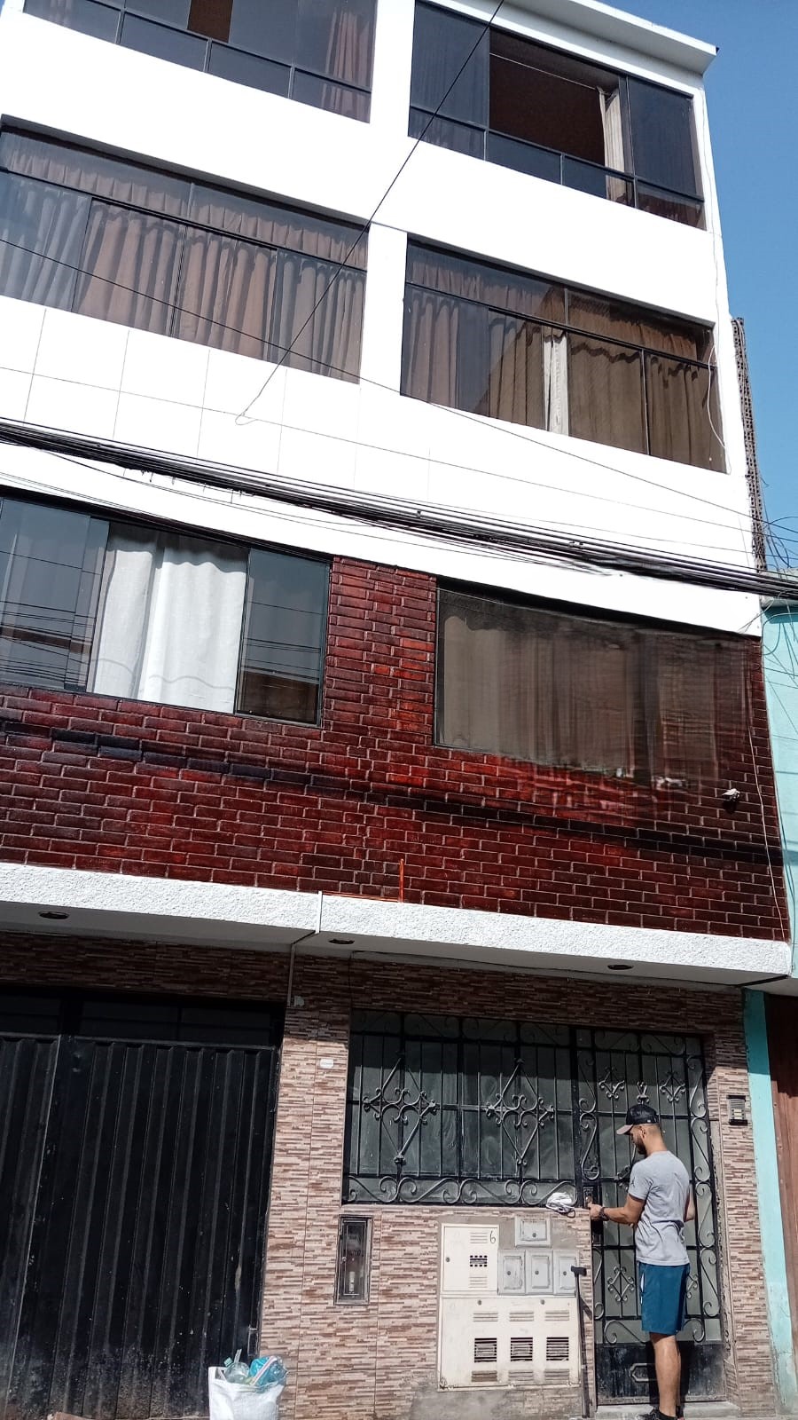 SE ALQUILA DEPARTAMENTO DE 3 DORMITORIOS EN UN PRIMER PISO EN SJL.