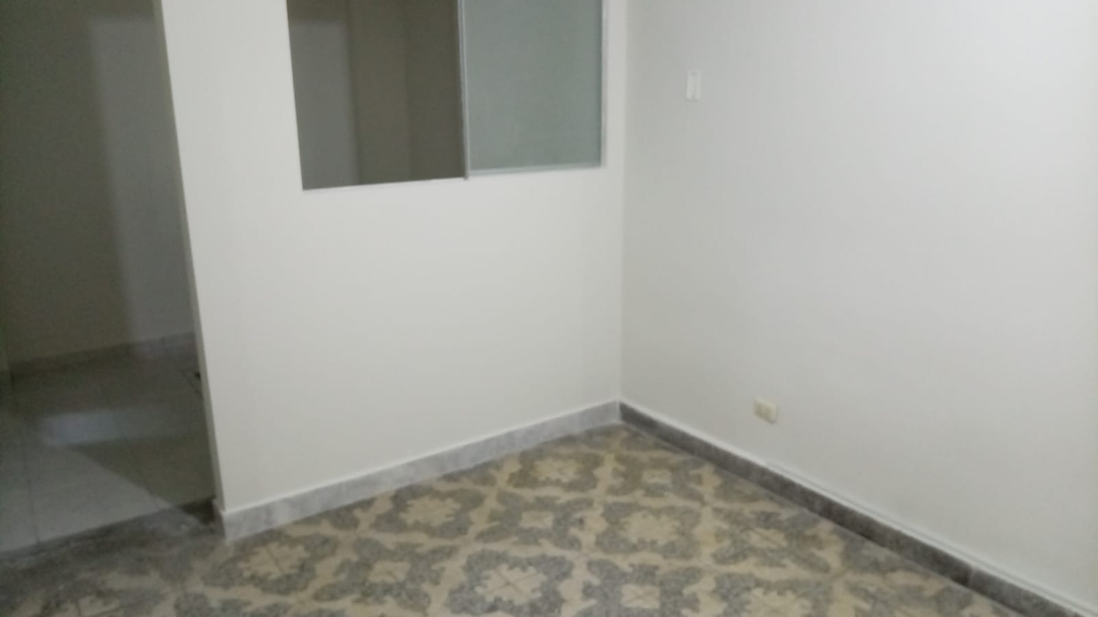SE ALQUILA DEPARTAMENTO DE 3 DORMITORIOS EN UN PRIMER PISO EN SJL.