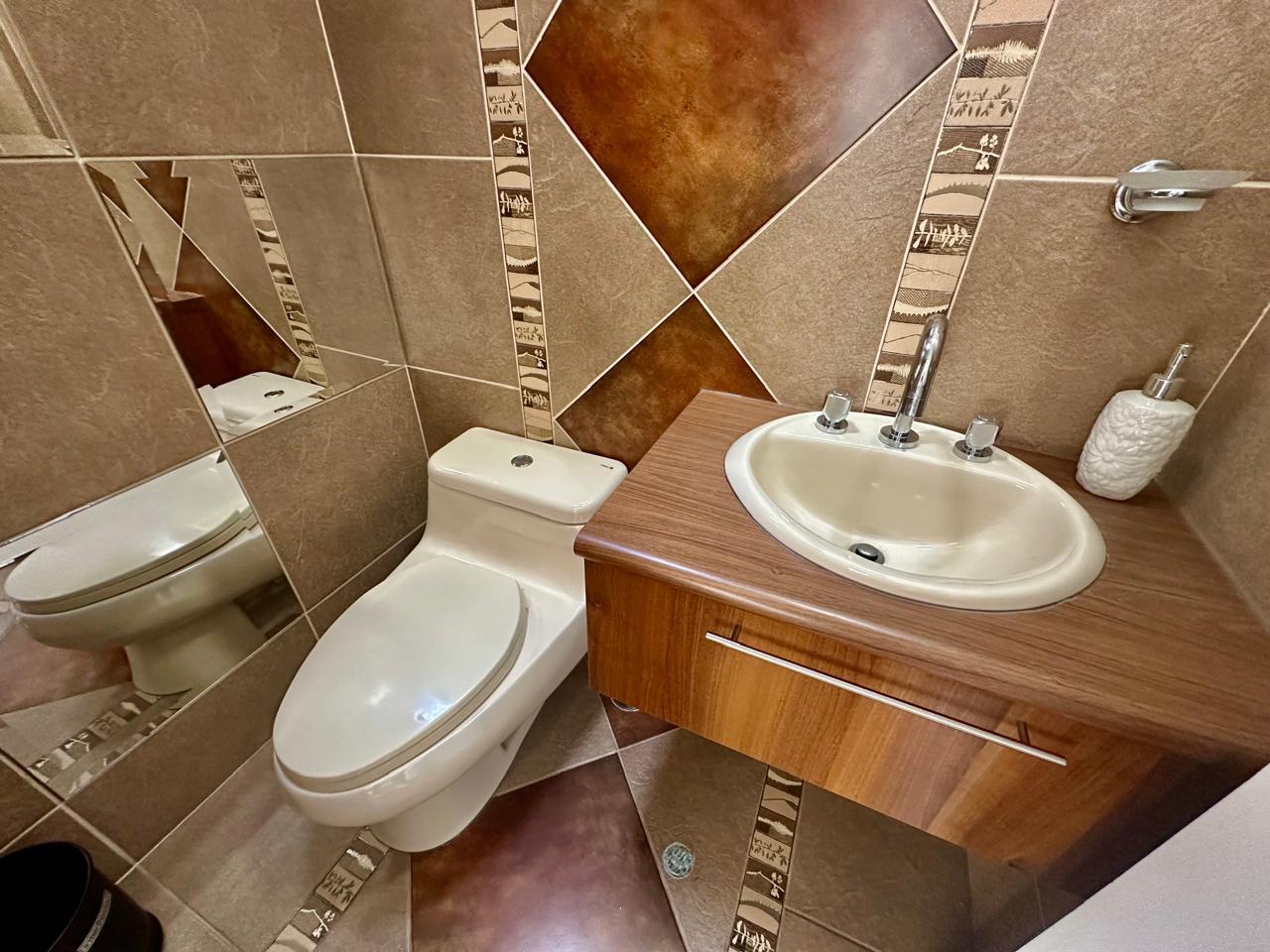 baño secundario y de visita