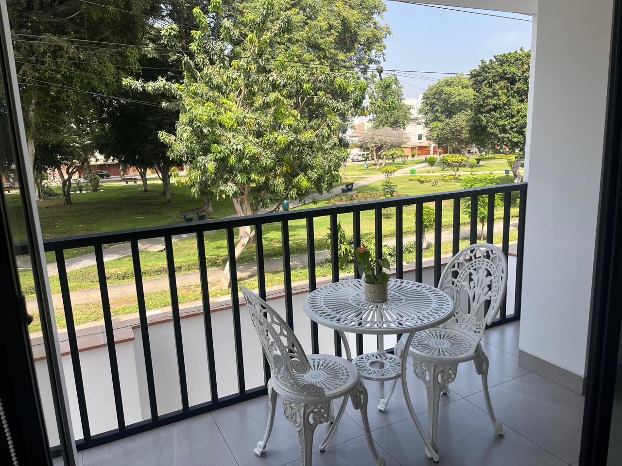 VENDO DEPARTAMENTO FRENTE A PARQUE EN LOS ROSALES SURCO