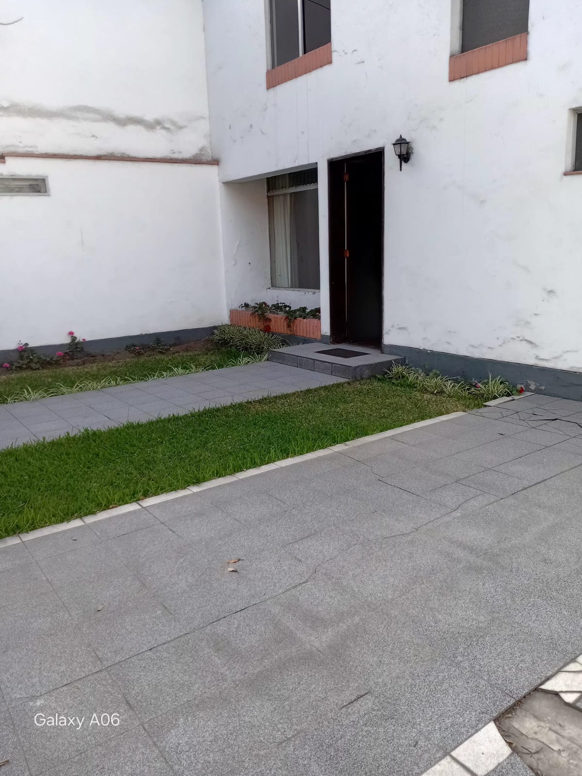 Vendo casa frente a parque en urbanización Higuereta Surco