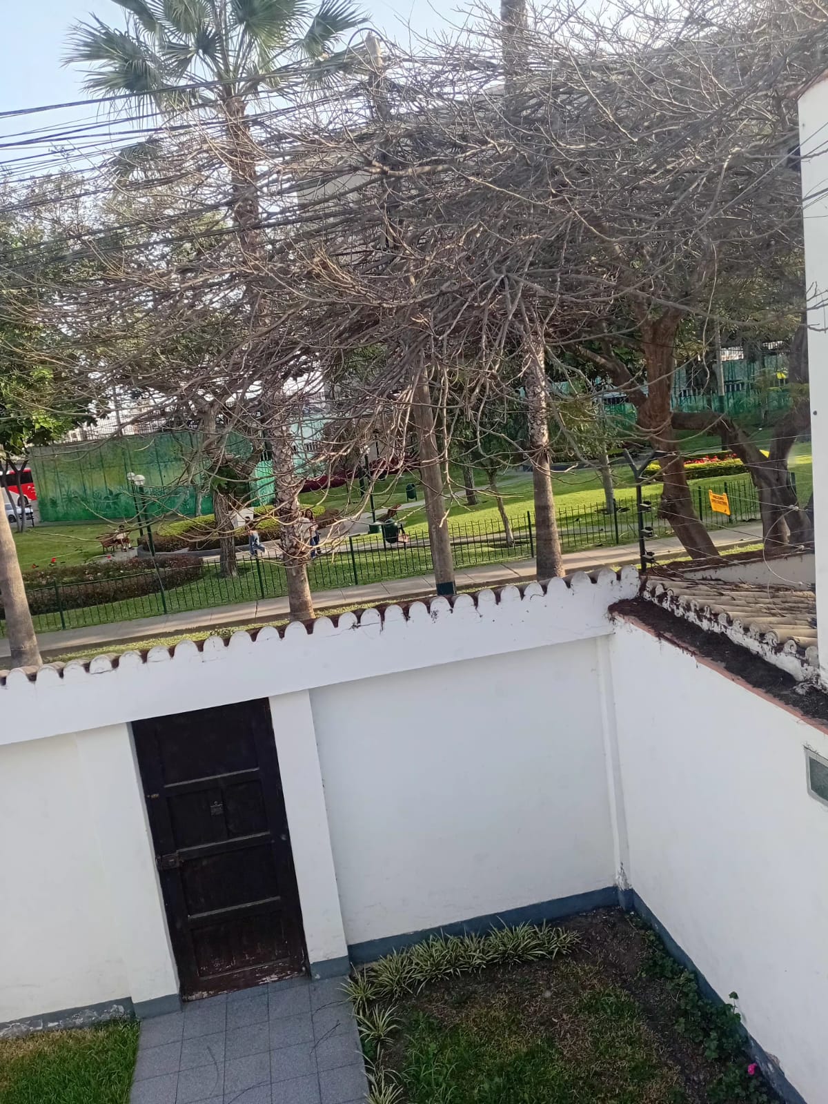 Vendo casa frente a parque en urbanización Higuereta Surco