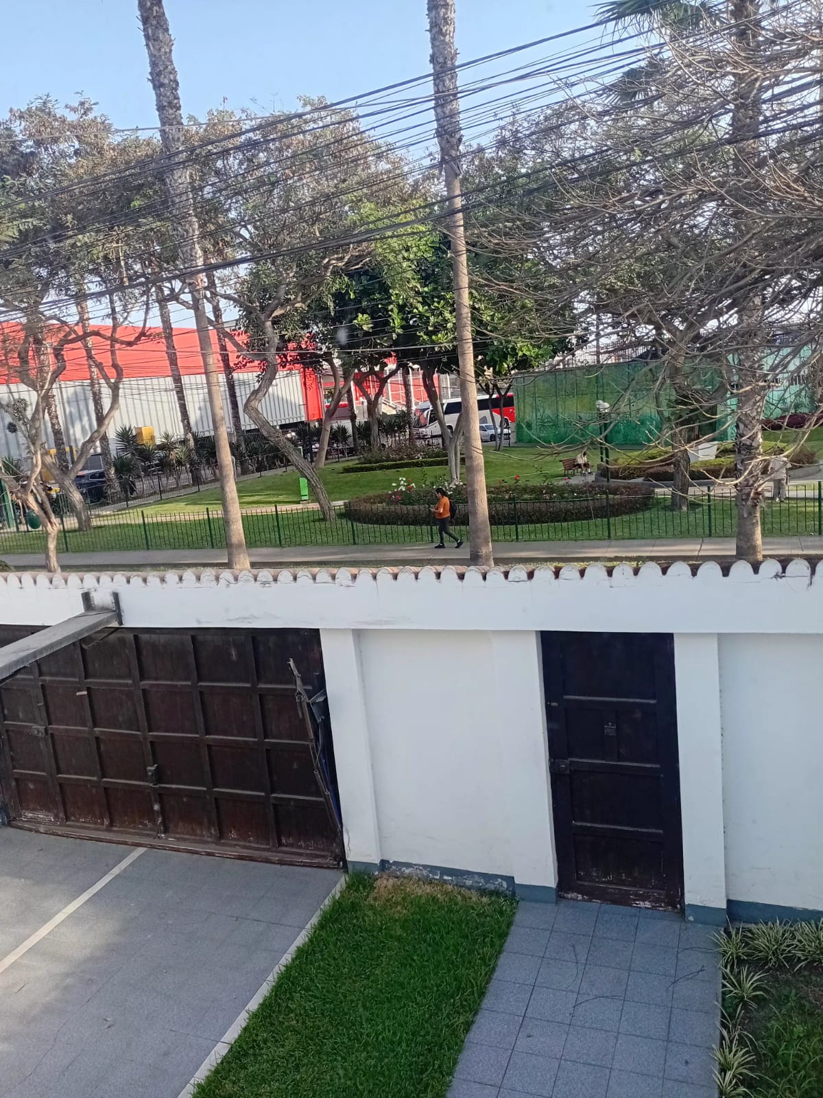 Vendo casa frente a parque en urbanización Higuereta Surco