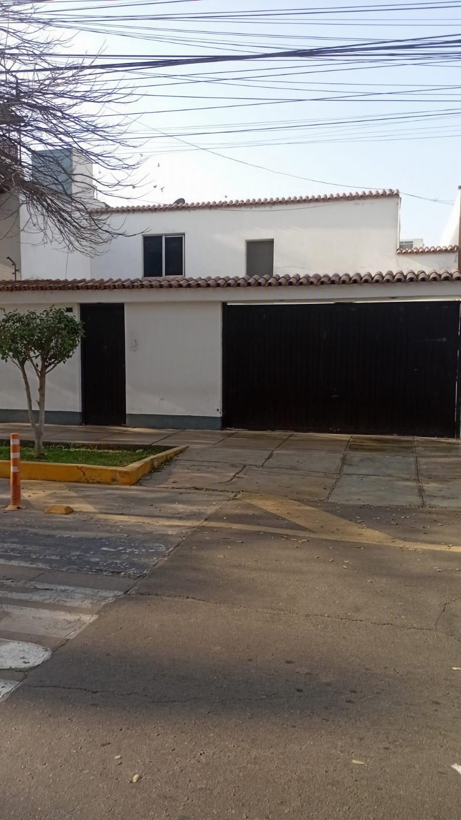 Vendo casa frente a parque en urbanización Higuereta Surco